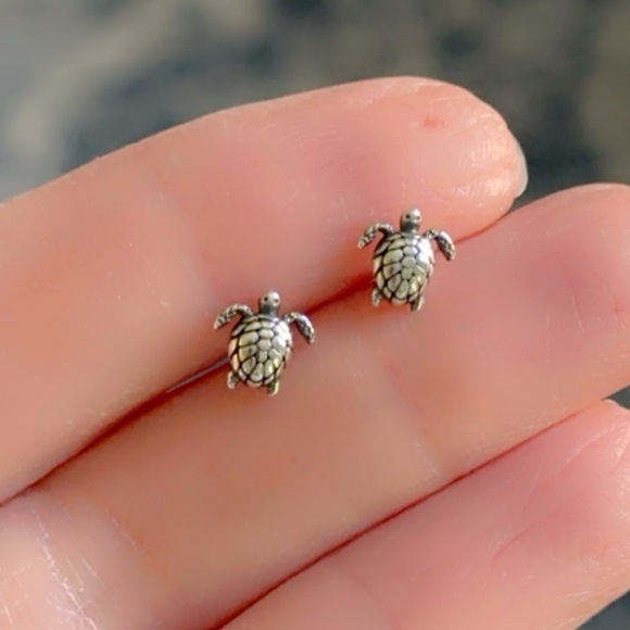 Sterling Silver Turtle Ear Stud - Picture 10 of 10
